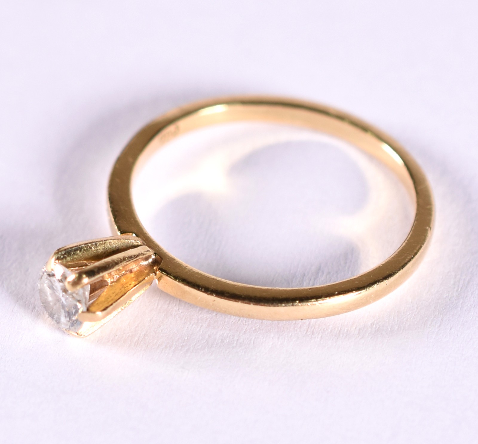 Solitário de ouro 18 k, contraste 750 com 1 brilhante de 0,23 ct, aro... - foto 2 de 4