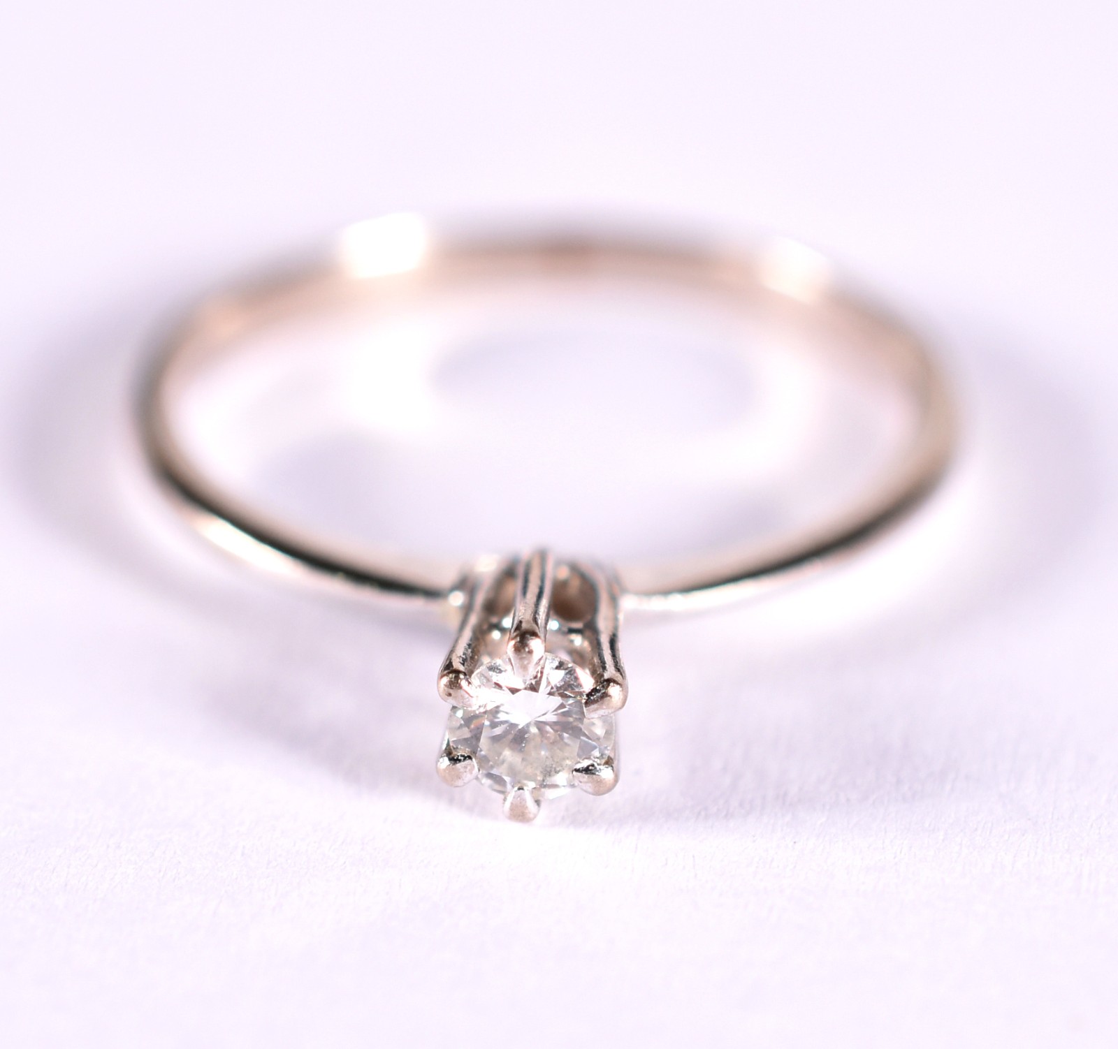 Solitário de ouro branco com 1 brilhante de 0,15 ct, aro 14 (Por... - foto 1 de 3