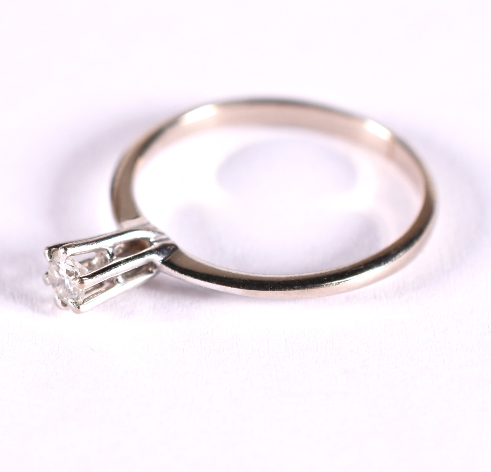 Solitário de ouro branco com 1 brilhante de 0,15 ct, aro 14 (Por... - foto 2 de 3