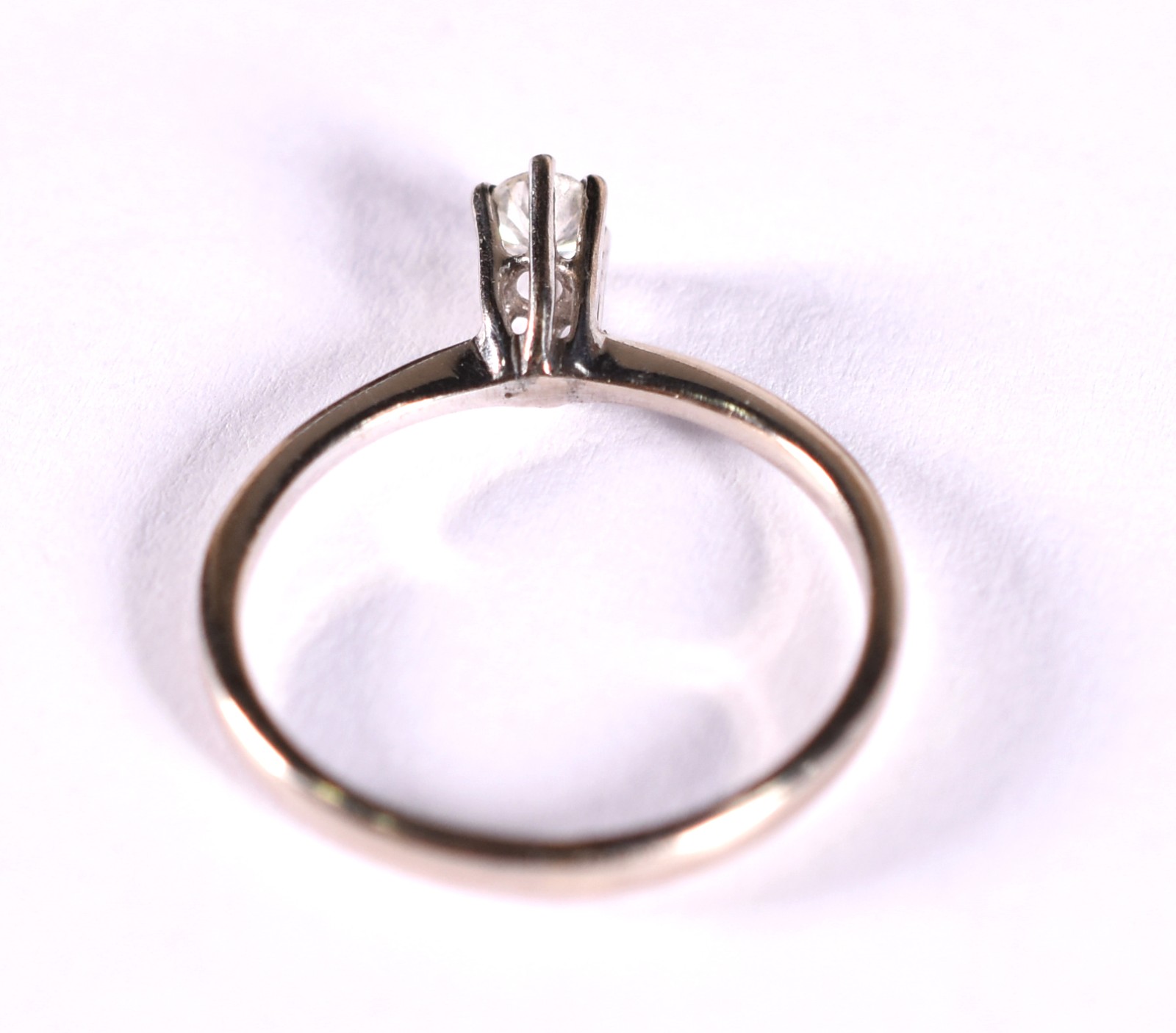 Solitário de ouro branco com 1 brilhante de 0,15 ct, aro 14 (Por... - foto 3 de 3