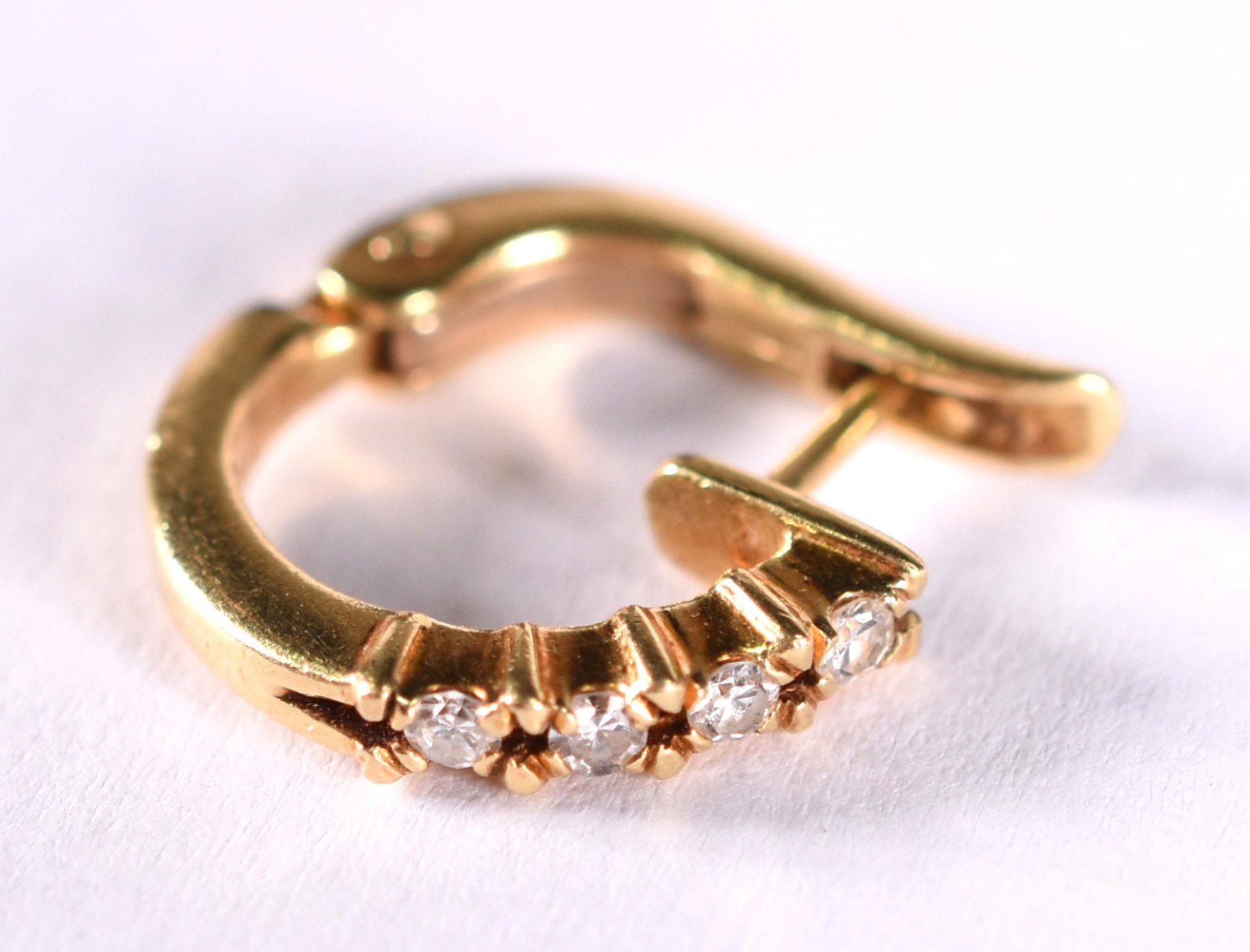 Brinco de ouro 18 k, contraste 750 com 4 brilhantes (Por motivos de... - foto 1 de 4