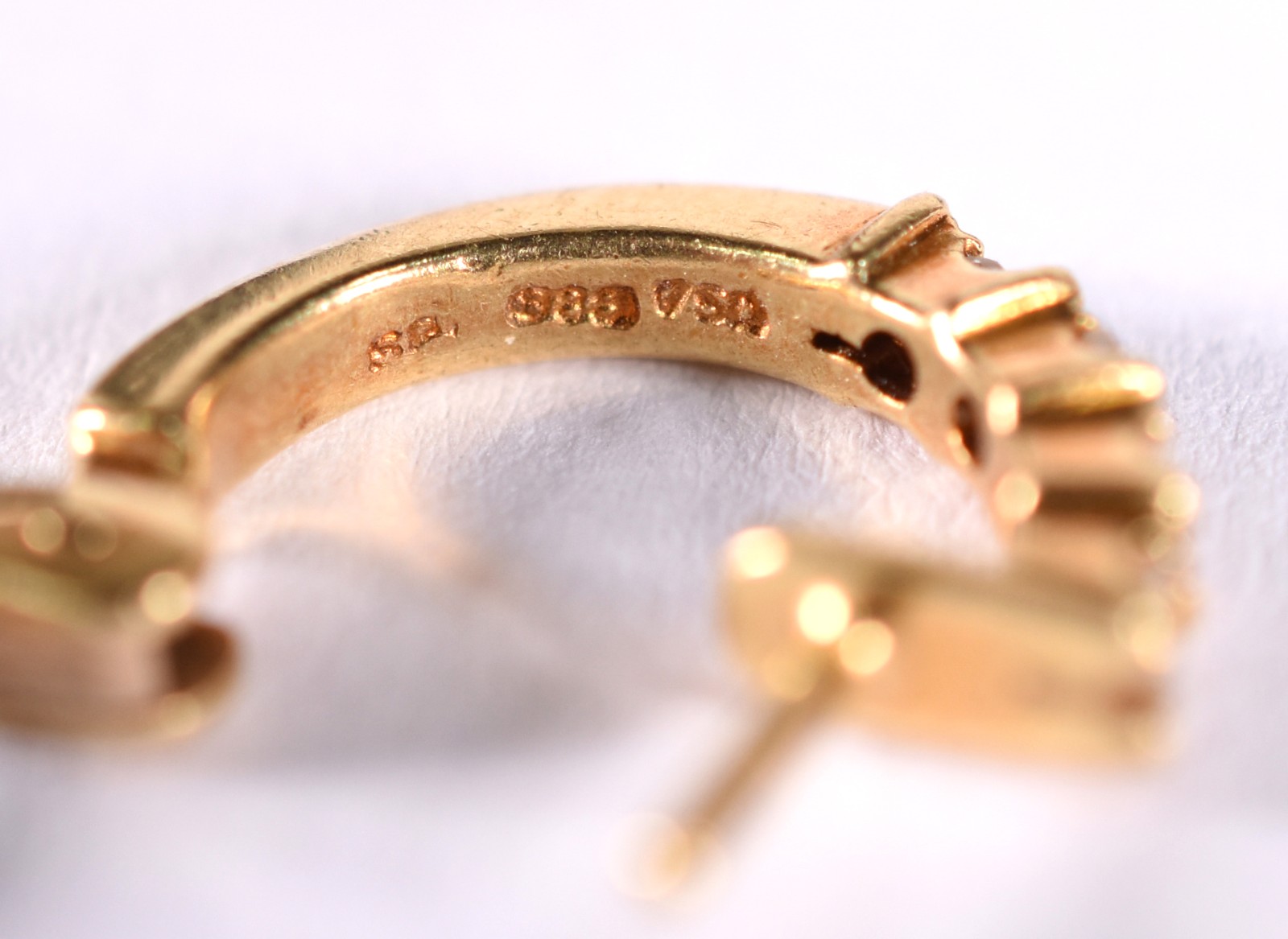 Brinco de ouro 18 k, contraste 750 com 4 brilhantes (Por motivos de... - foto 3 de 4