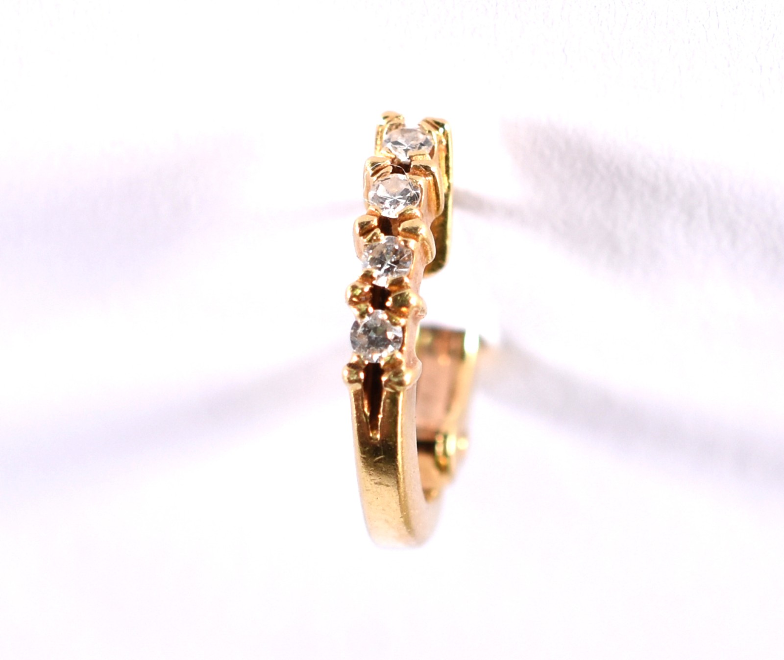 Brinco de ouro 18 k, contraste 750 com 4 brilhantes (Por motivos de... - foto 4 de 4