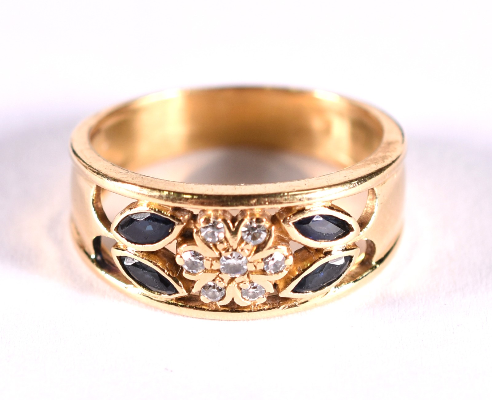Anel de ouro 18 k, contraste 750 cravejado com brilhantes e safiras... - foto 1 de 5