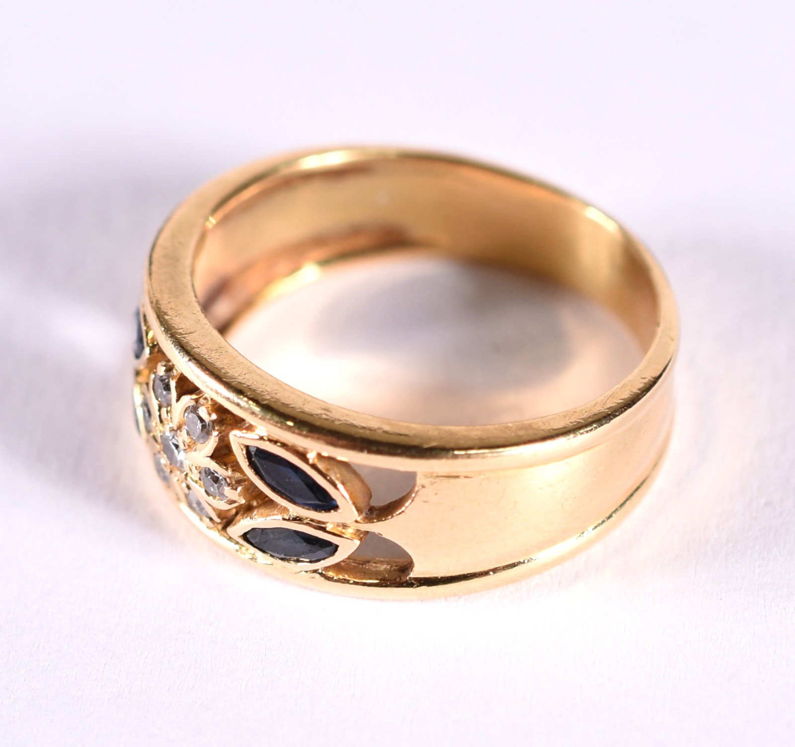 Anel de ouro 18 k, contraste 750 cravejado com brilhantes e safiras... - foto 2 de 5
