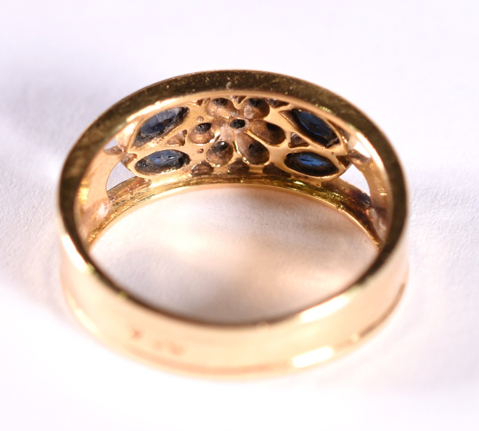Anel de ouro 18 k, contraste 750 cravejado com brilhantes e safiras... - foto 3 de 5
