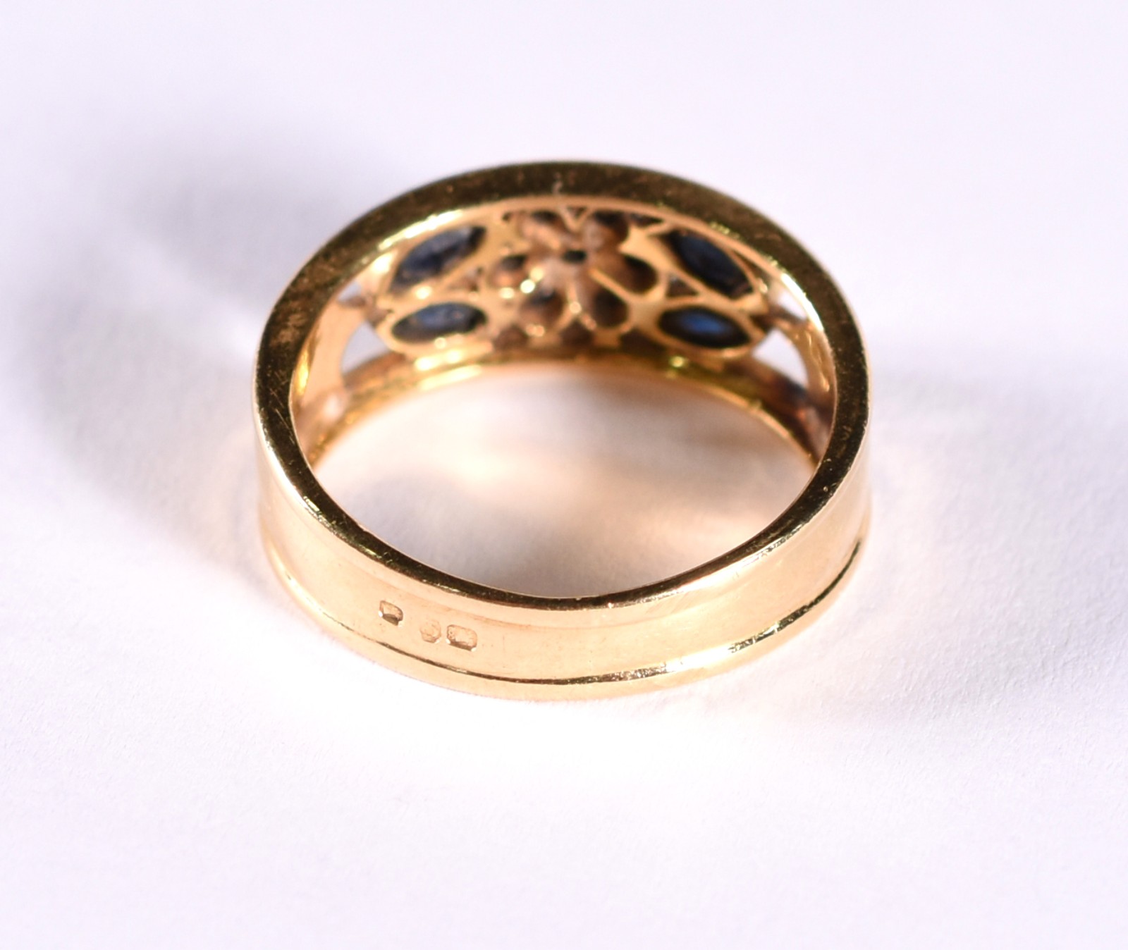 Anel de ouro 18 k, contraste 750 cravejado com brilhantes e safiras... - foto 5 de 5