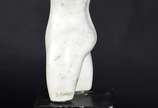 Bruno Giorgi (1905-1993), Torso Feminino. - Escultura em mármore, assinada.Medida da escultura: 32 cm/ Medida total: 48 cm.