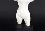 Bruno Giorgi (1905-1993), Torso Feminino. - Escultura em mármore, assinada.Medida da escultura: 32 cm/ Medida total: 48 cm.