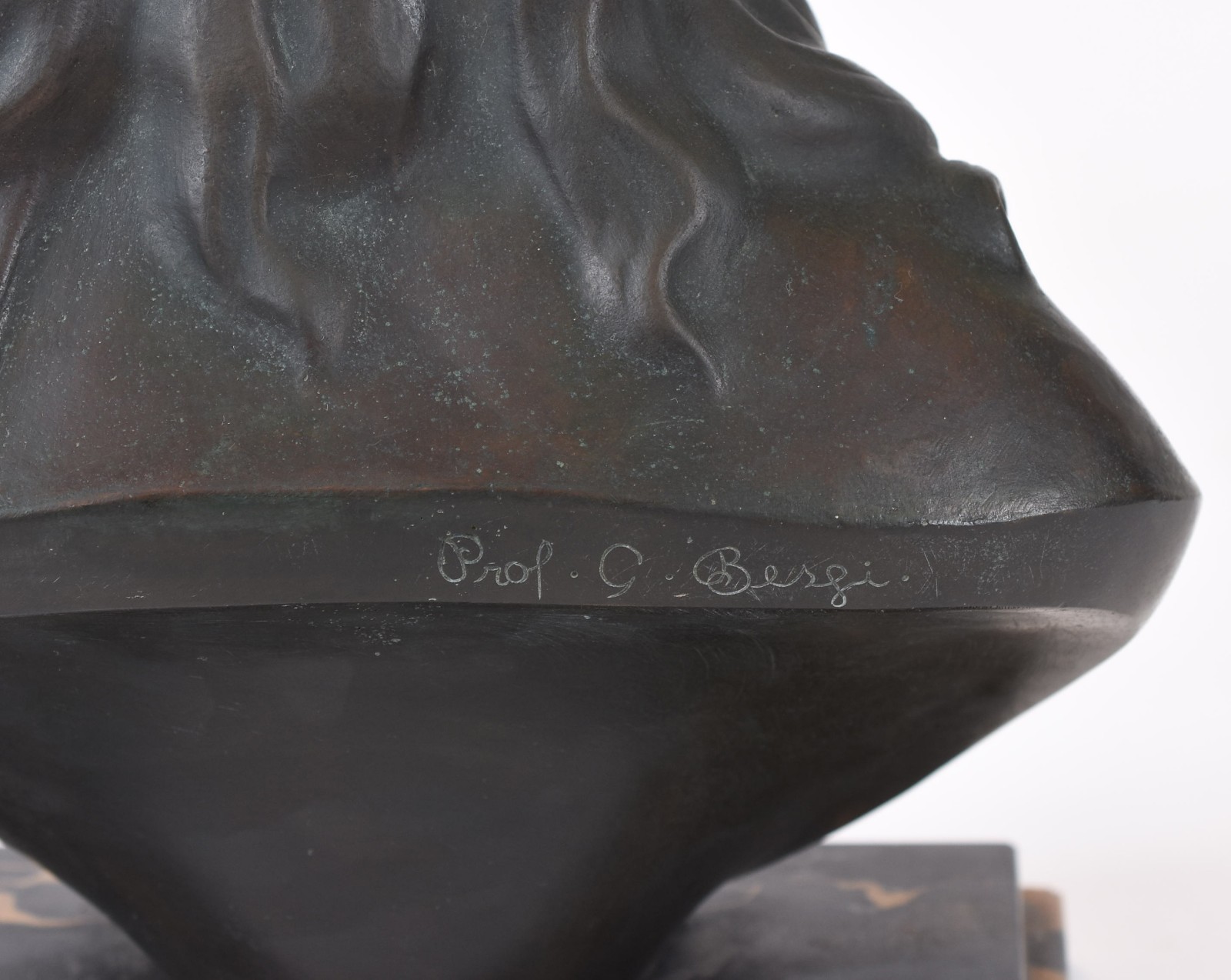 Cabeça de Cristo com sagrado coração de bronze, base de mármore... - foto 4 de 6