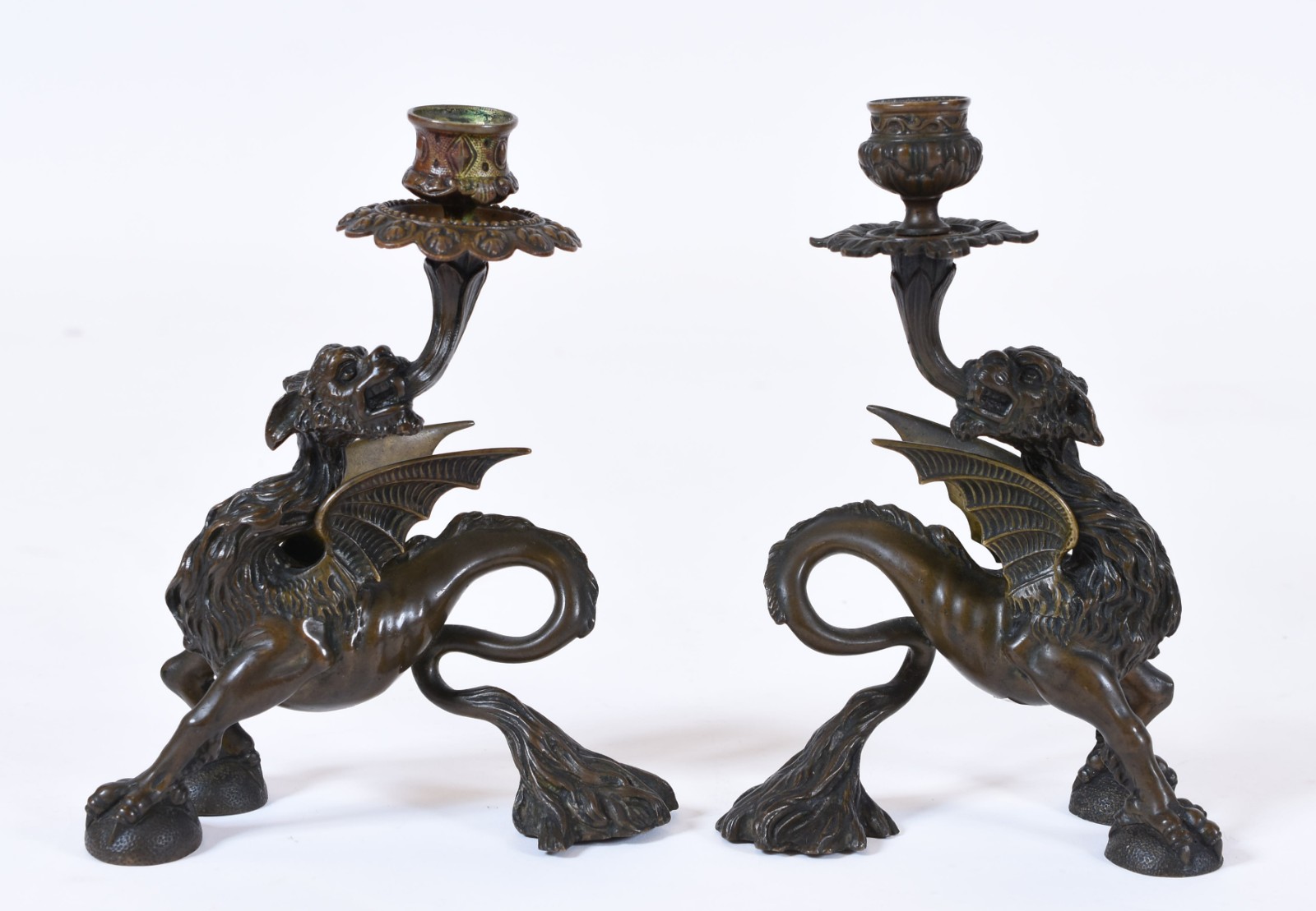 Par de castiçais de bronze feitio de dragão, bobeches diferentes. - foto 1 de 6