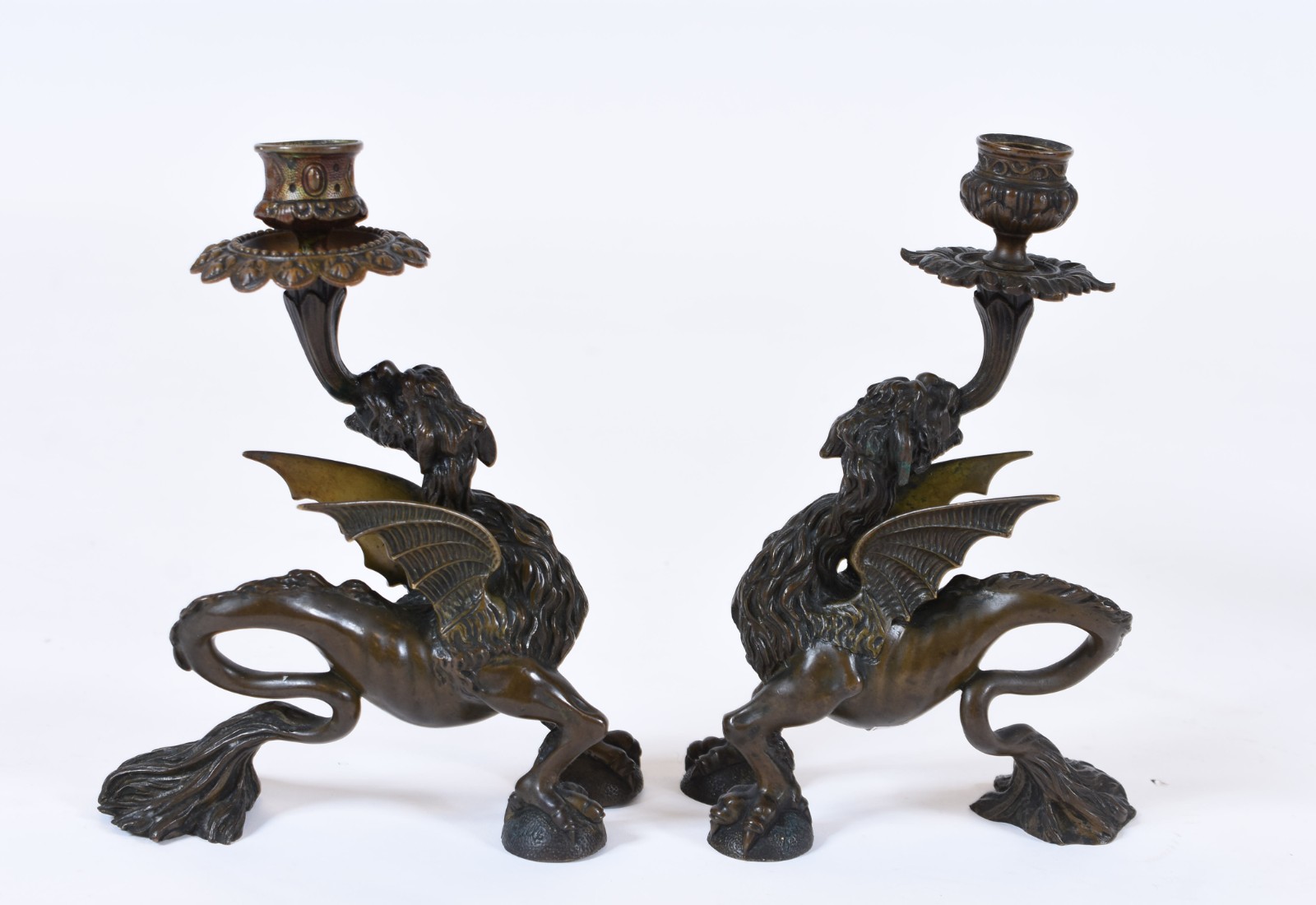 Par de castiçais de bronze feitio de dragão, bobeches diferentes. - foto 4 de 6