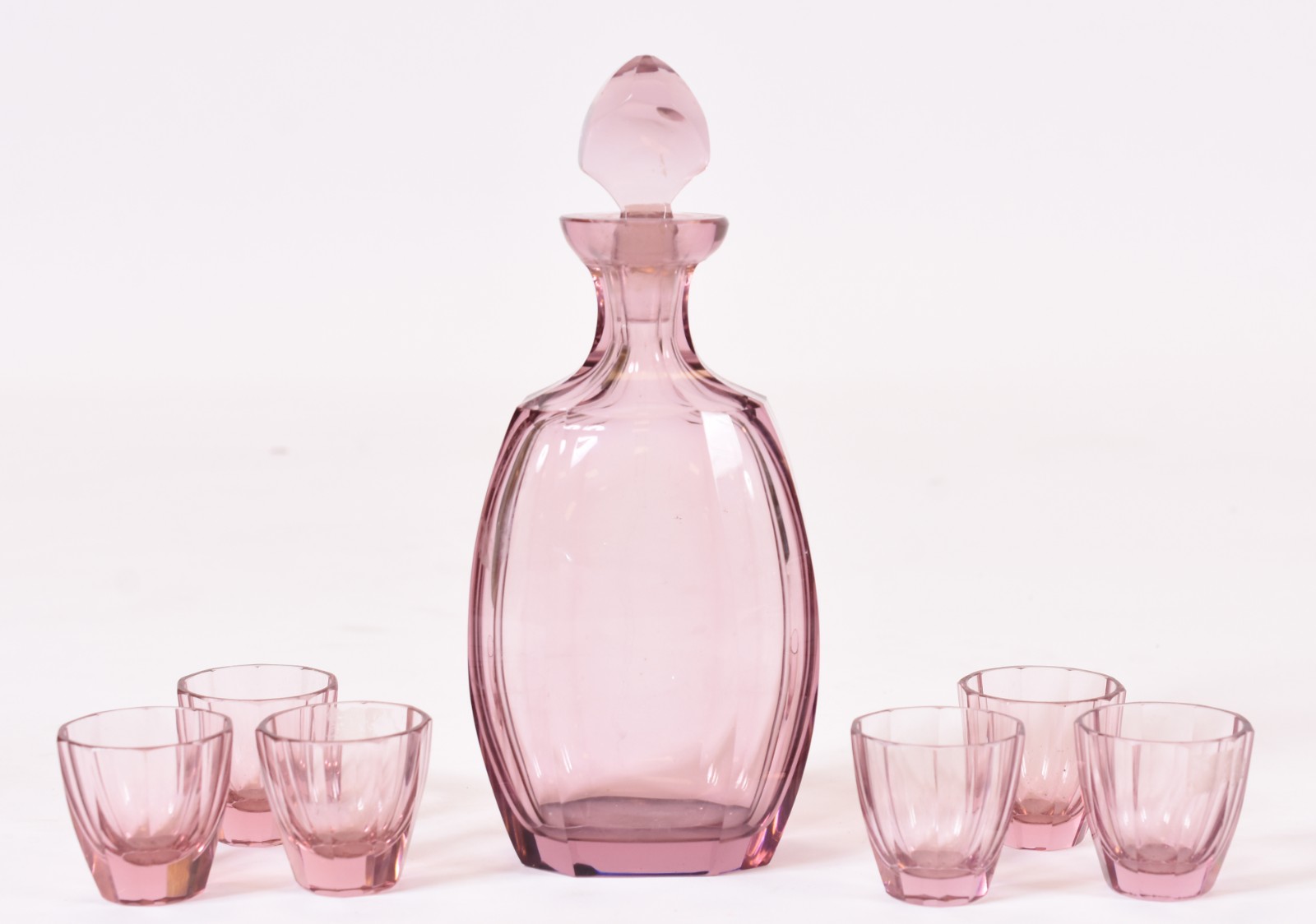Licoreira Art Deco com 6 copinhos de cristal rosa facetado. - foto 1 de 4