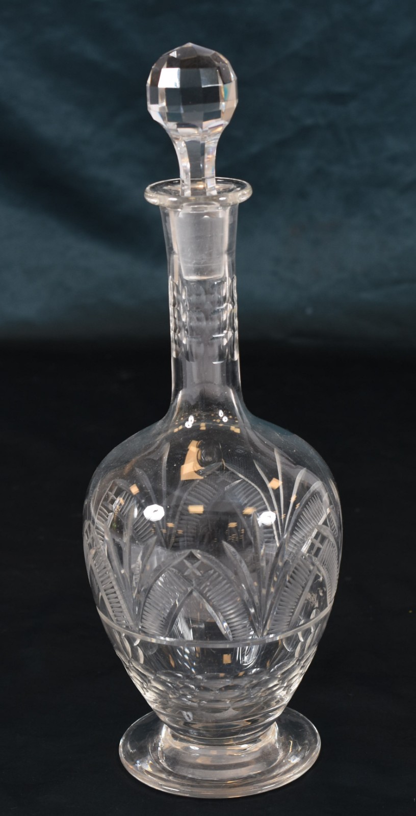 Garrafa de cristal lapidado. - foto 1 de 3