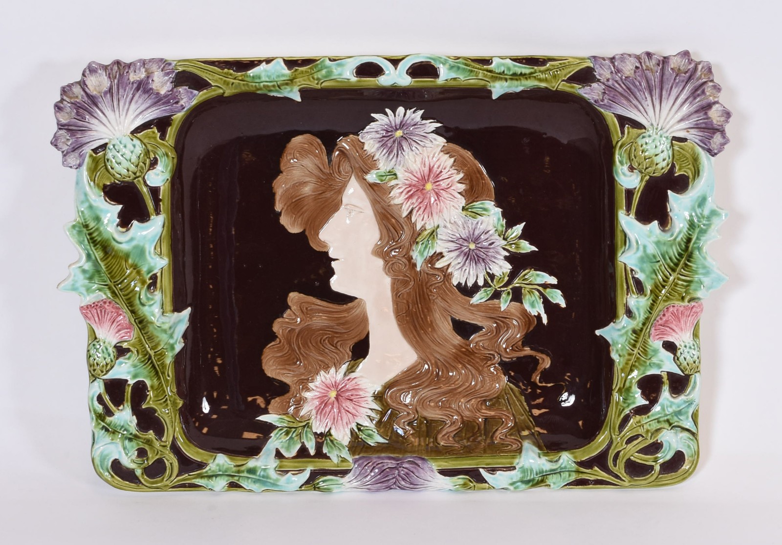 Placa Art Noveau de faiança policromada, rosto de mulher com flores... - foto 1 de 3