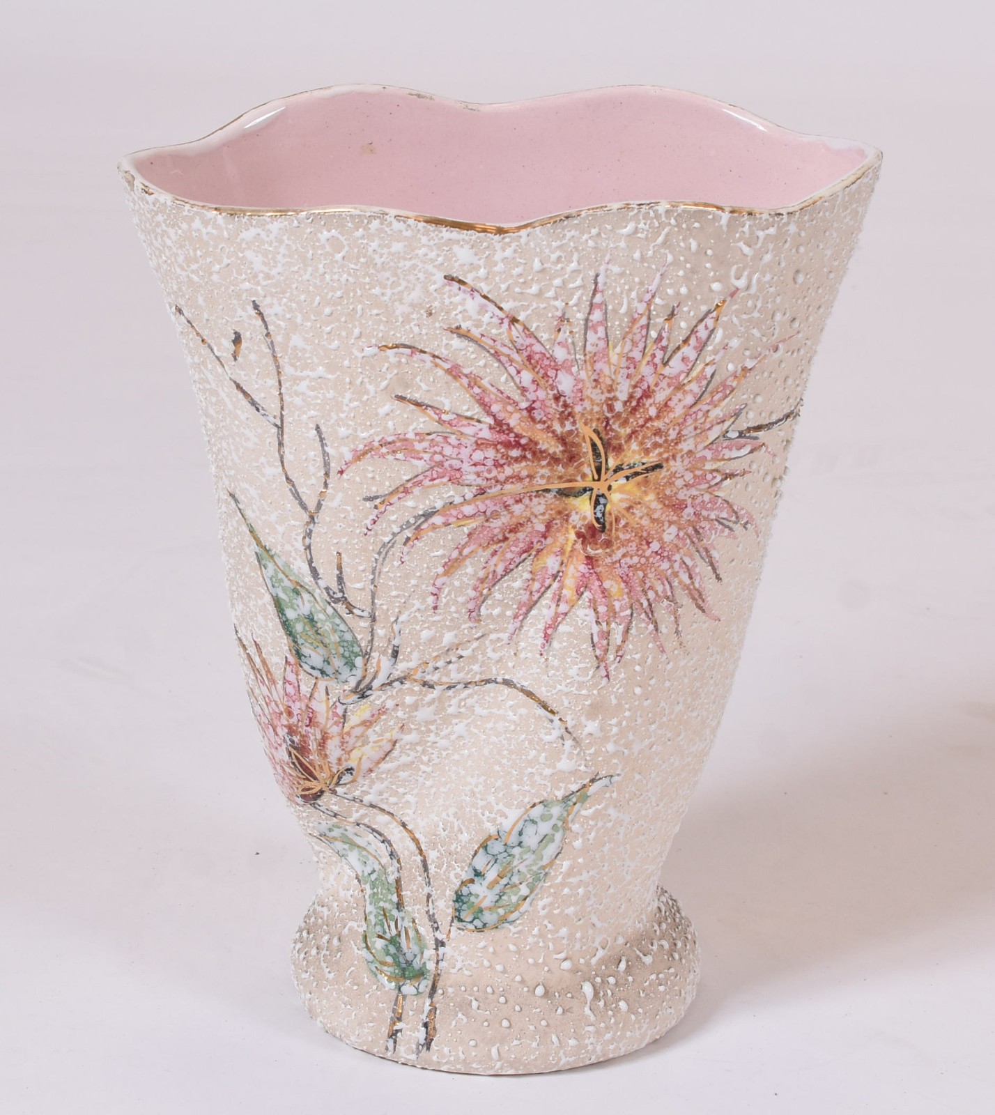 Vaso de cerâmica rosa com areia, flores em policromia anos 50... - foto 1 de 5