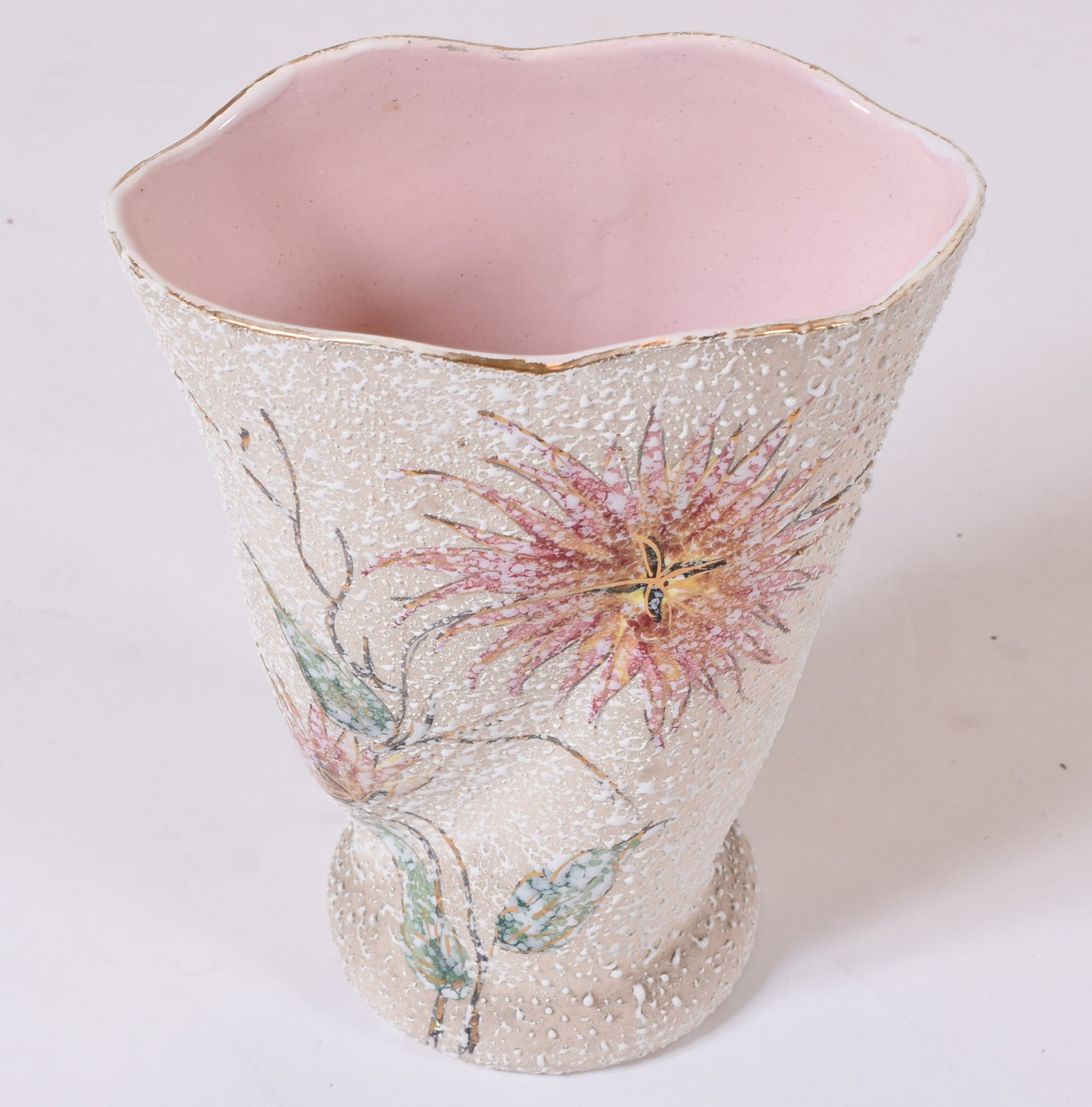 Vaso de cerâmica rosa com areia, flores em policromia anos 50... - foto 2 de 5