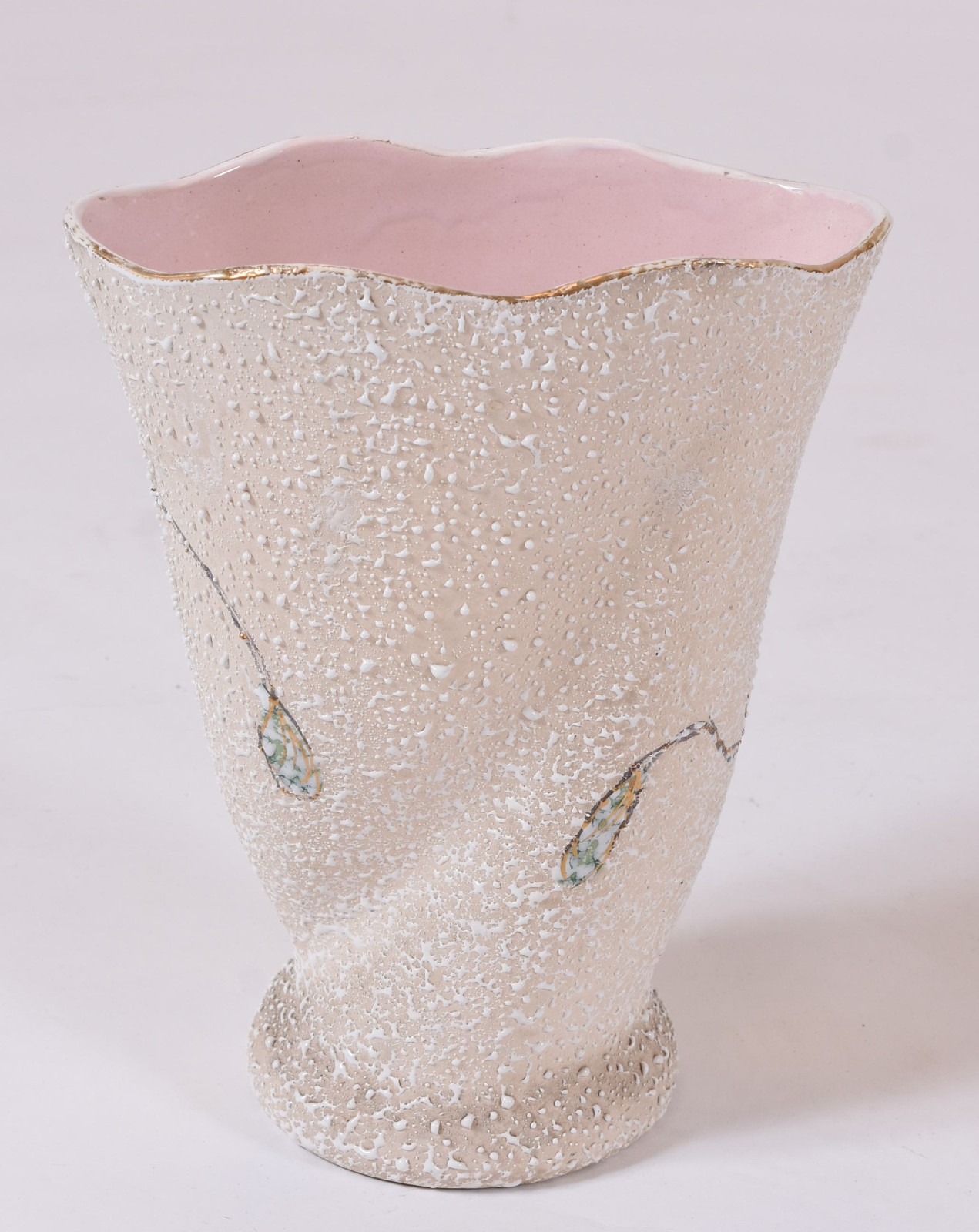 Vaso de cerâmica rosa com areia, flores em policromia anos 50... - foto 3 de 5
