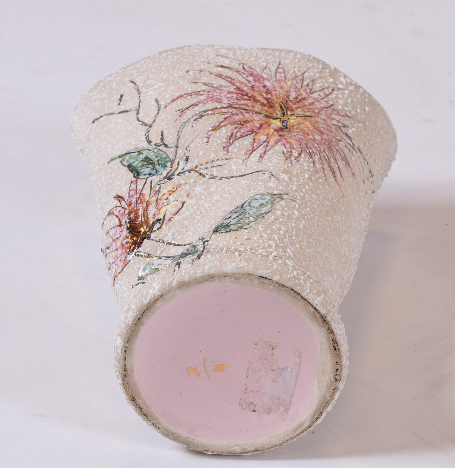 Vaso de cerâmica rosa com areia, flores em policromia anos 50... - foto 4 de 5
