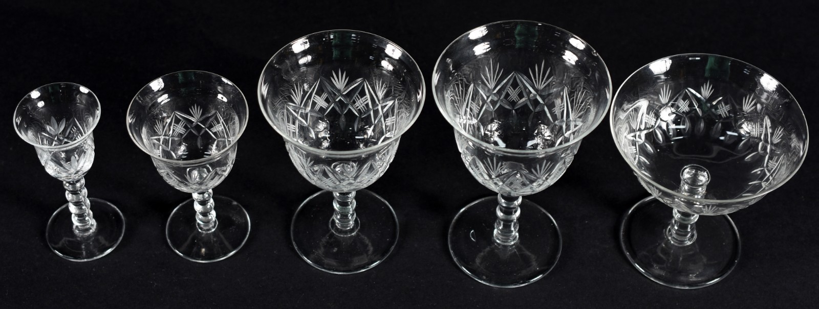 Serviço de cristal lapidado composto de 4 taças para água, 8 para... - foto 2 de 4