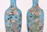 Par de grandes vasos de cloisonné floral fundo ... - Par de grandes vasos de cloisonné floral fundo azul e borboletas (um com pequeno defeito).