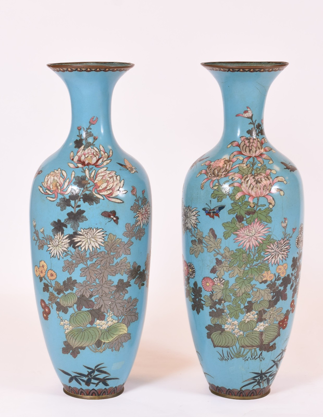 Par de grandes vasos de cloisonné floral fundo azul e borboletas (um... - foto 1 de 7