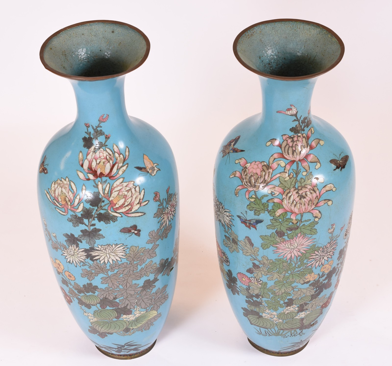 Par de grandes vasos de cloisonné floral fundo azul e borboletas (um... - foto 2 de 7