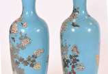 Par de grandes vasos de cloisonné floral fundo ... - Par de grandes vasos de cloisonné floral fundo azul e borboletas (um com pequeno defeito).