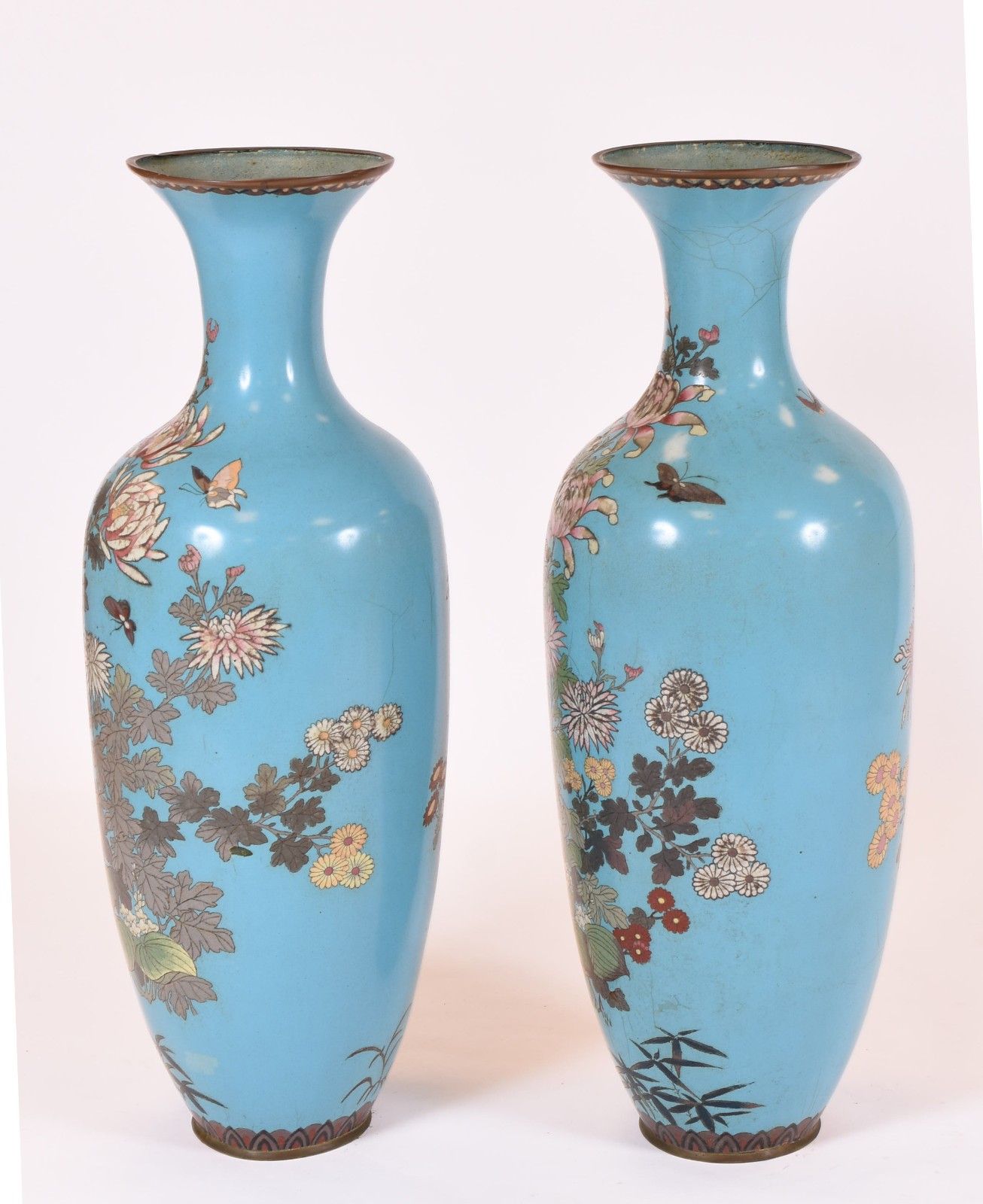 Par de grandes vasos de cloisonné floral fundo azul e borboletas (um... - foto 3 de 7