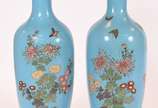 Par de grandes vasos de cloisonné floral fundo ... - Par de grandes vasos de cloisonné floral fundo azul e borboletas (um com pequeno defeito).