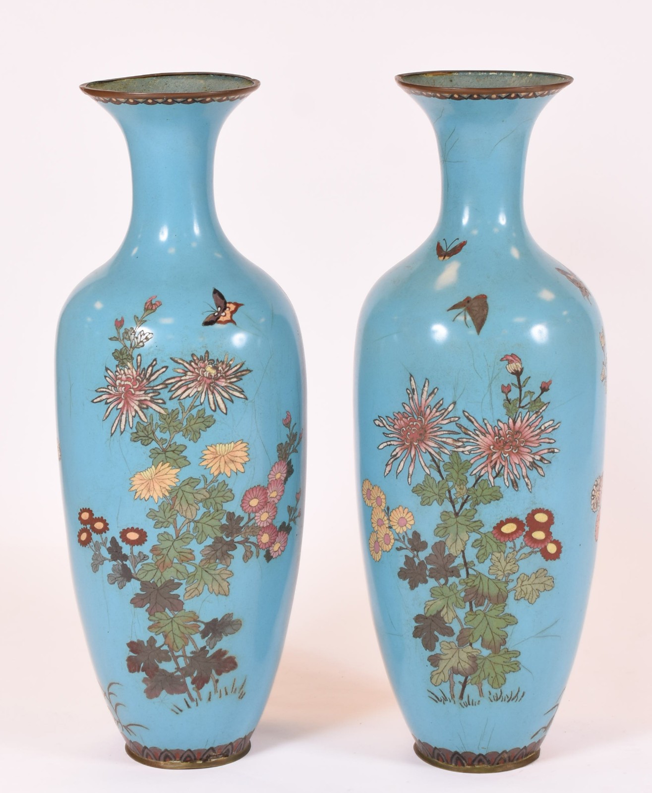 Par de grandes vasos de cloisonné floral fundo azul e borboletas (um... - foto 4 de 7