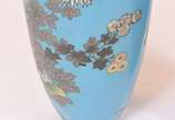 Par de grandes vasos de cloisonné floral fundo ... - Par de grandes vasos de cloisonné floral fundo azul e borboletas (um com pequeno defeito).
