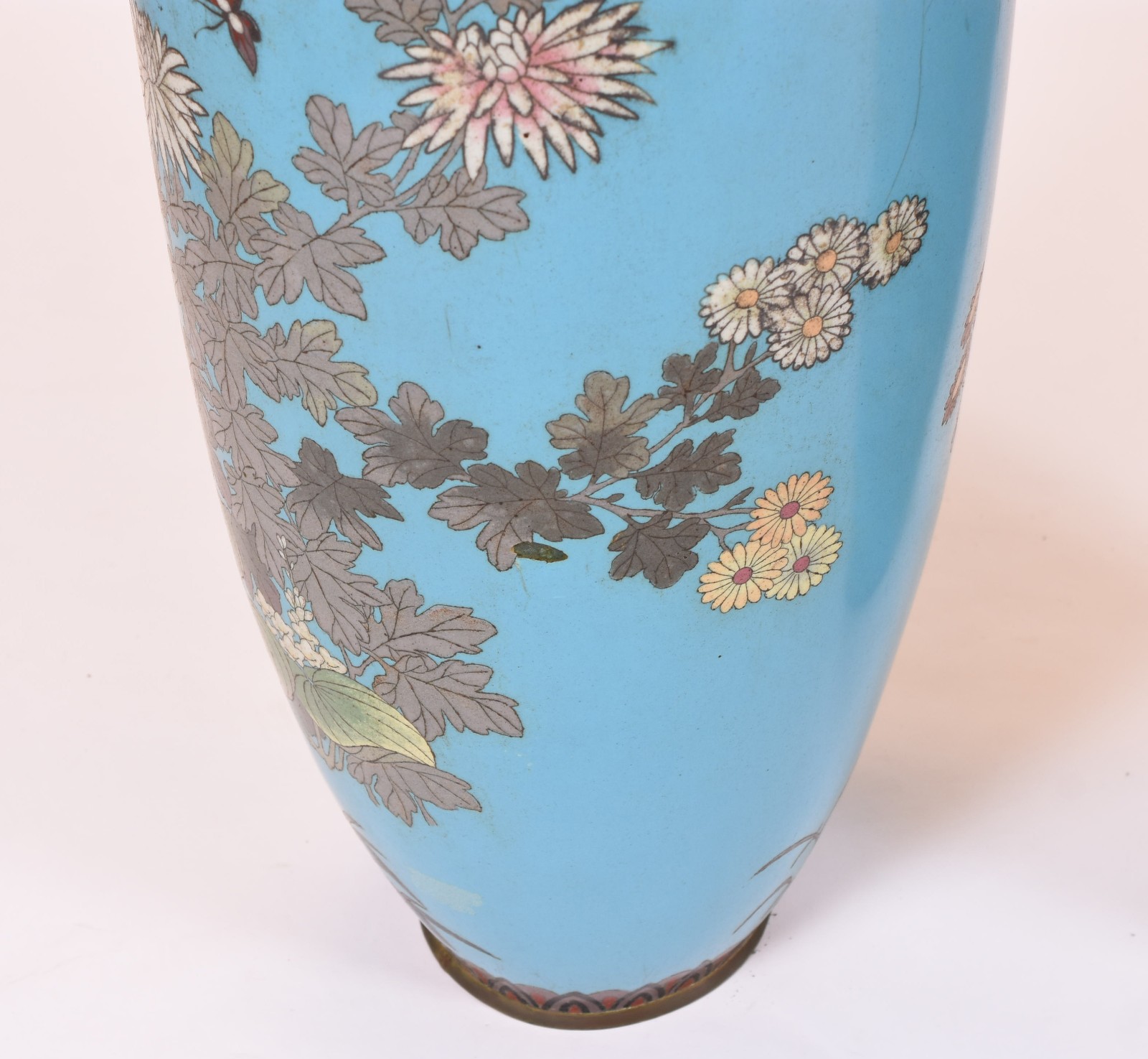 Par de grandes vasos de cloisonné floral fundo azul e borboletas (um... - foto 5 de 7