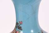 Par de grandes vasos de cloisonné floral fundo ... - Par de grandes vasos de cloisonné floral fundo azul e borboletas (um com pequeno defeito).