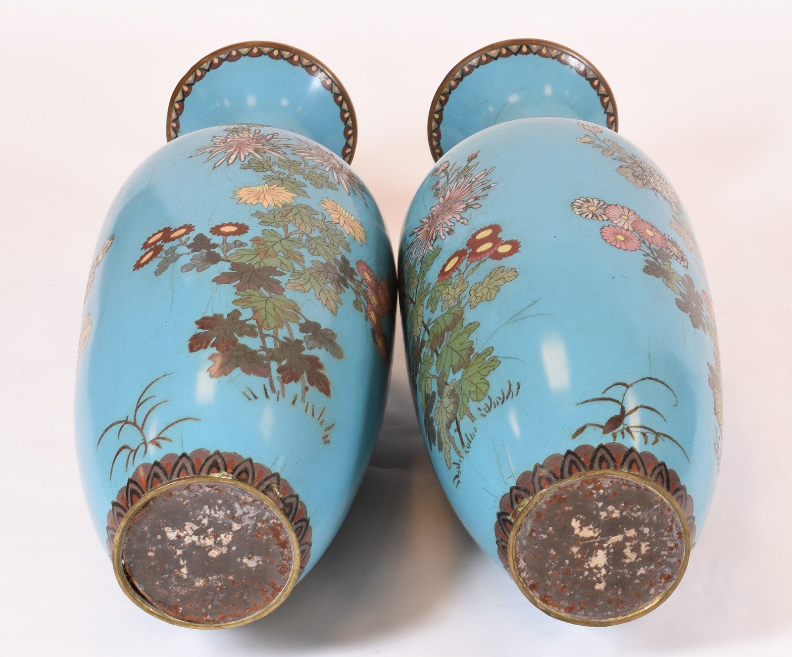 Par de grandes vasos de cloisonné floral fundo azul e borboletas (um... - foto 7 de 7