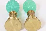Par de pinhas francesas de opalina verde com bo... - Par de pinhas francesas de opalina verde com bolotas em relevo, bases de bronze. Séc.XIX/XX. (mínimos bicados).