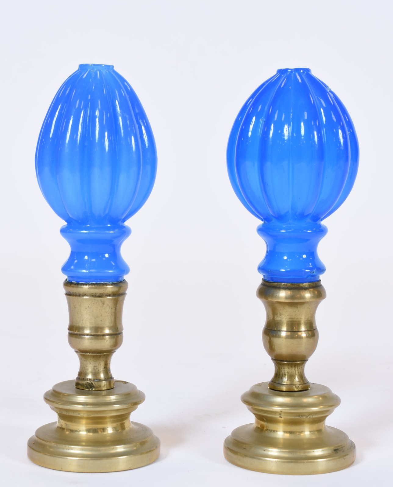 Par de pinhas francesas de opalina azul gomada, bases de bronze... - foto 1 de 6