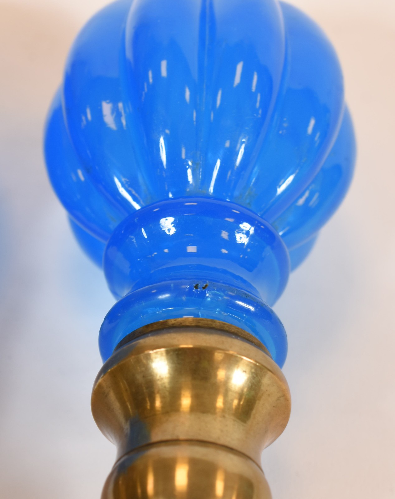 Par de pinhas francesas de opalina azul gomada, bases de bronze... - foto 4 de 6