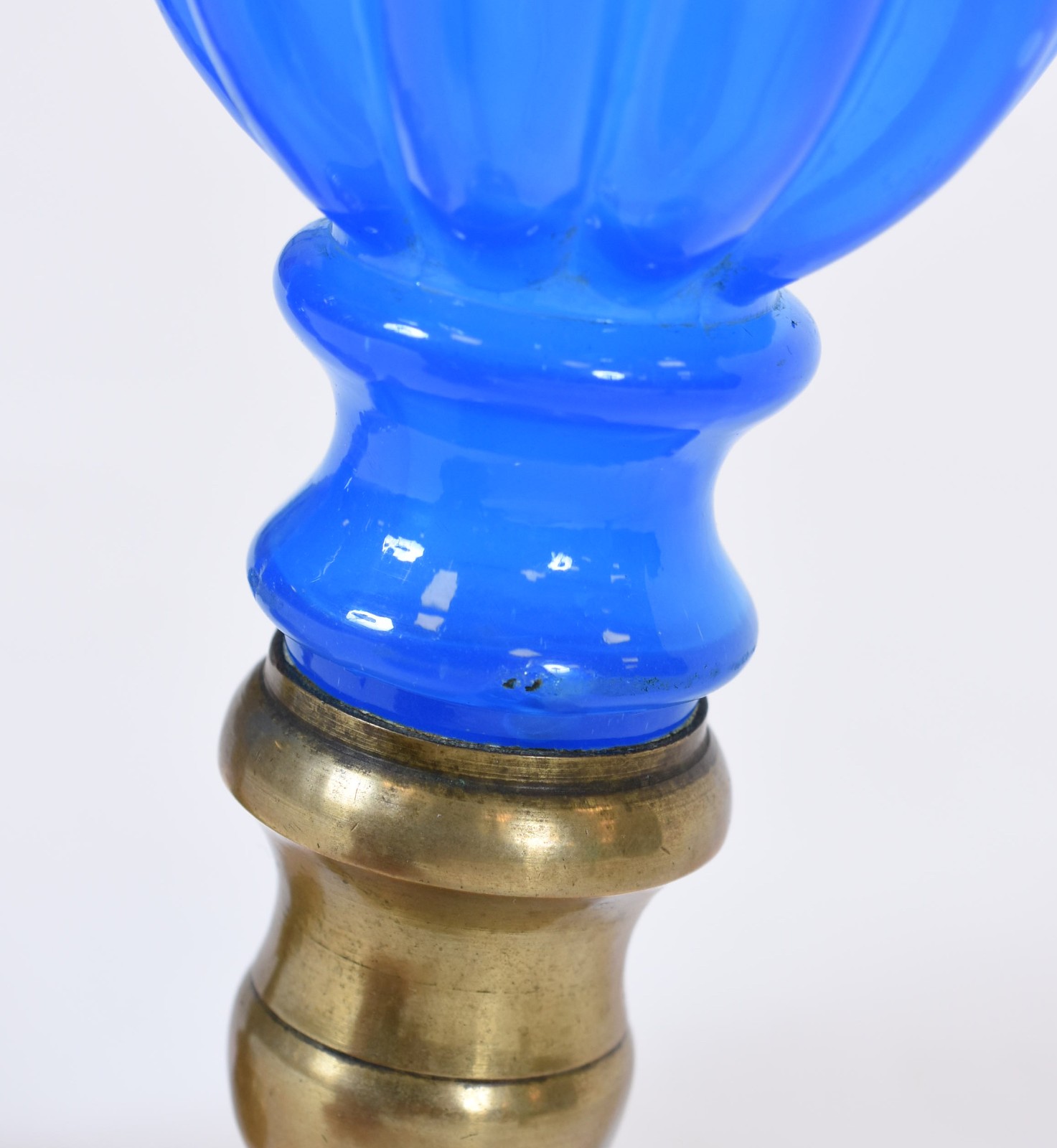 Par de pinhas francesas de opalina azul gomada, bases de bronze... - foto 5 de 6