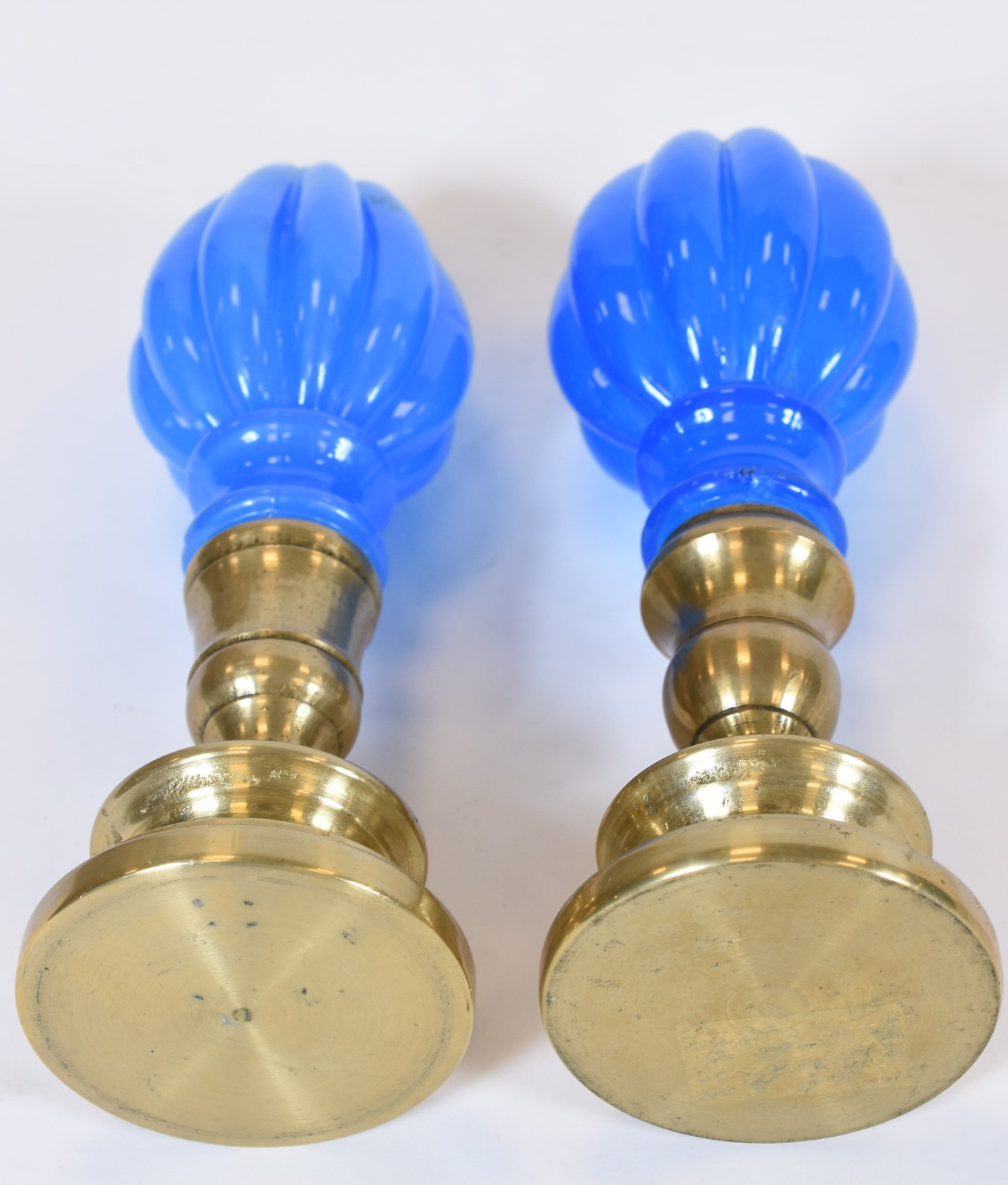 Par de pinhas francesas de opalina azul gomada, bases de bronze... - foto 6 de 6