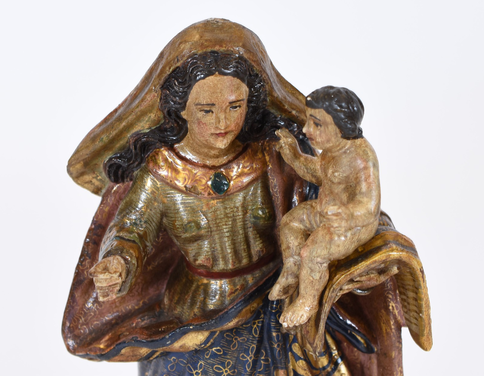 Imagem de Nossa Senhora da Conceição com menino de madeira... - foto 2 de 5