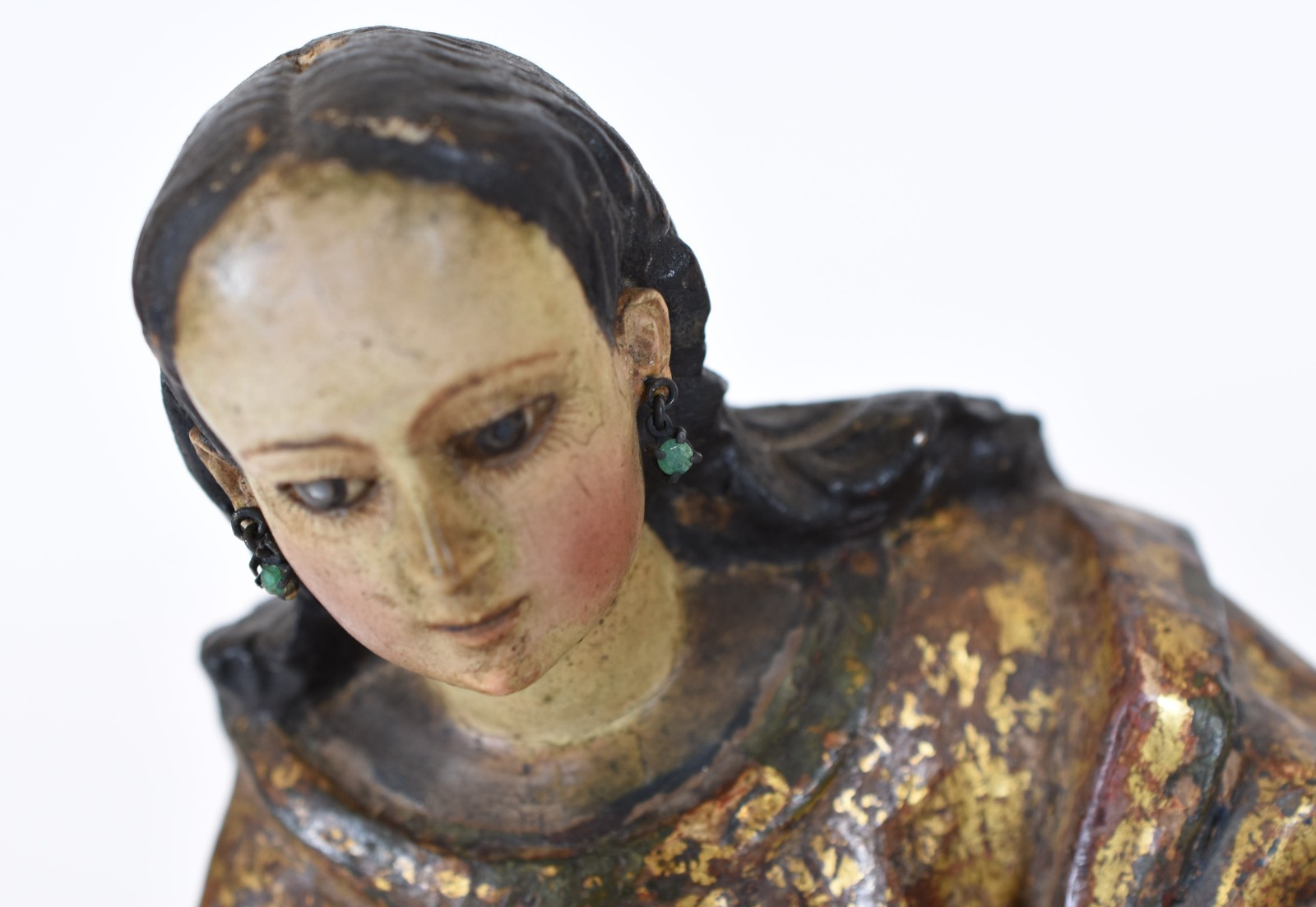 Imagem de Nossa Senhora menina de madeira policromada e dourada. - foto 4 de 6