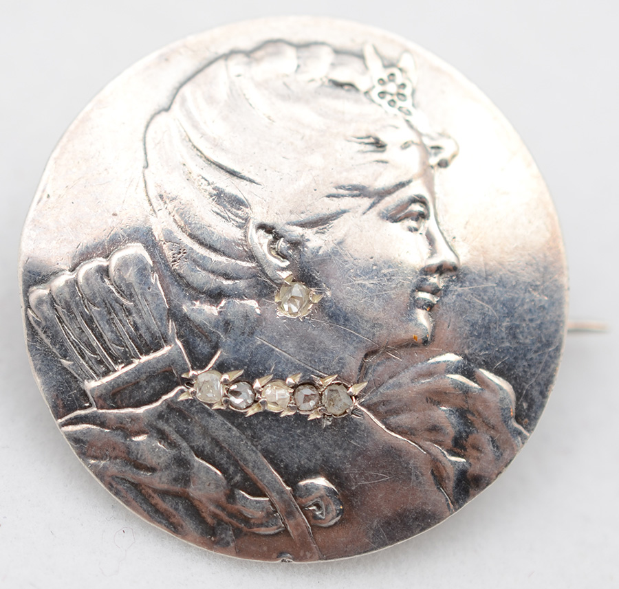 Broche Art Nouveau em prata, com micro diamantes no colar. Peso total...