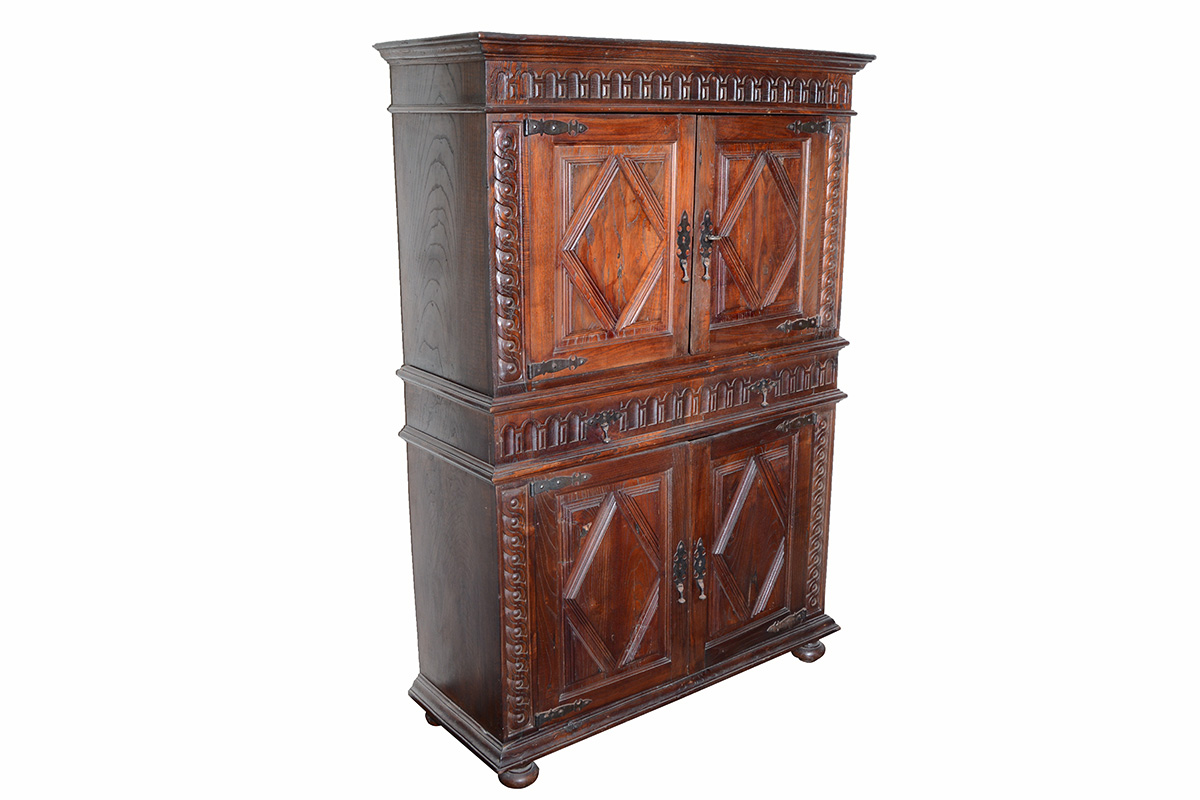 Armário de madeira nobre com 4 portas almofadadas. Procedência...