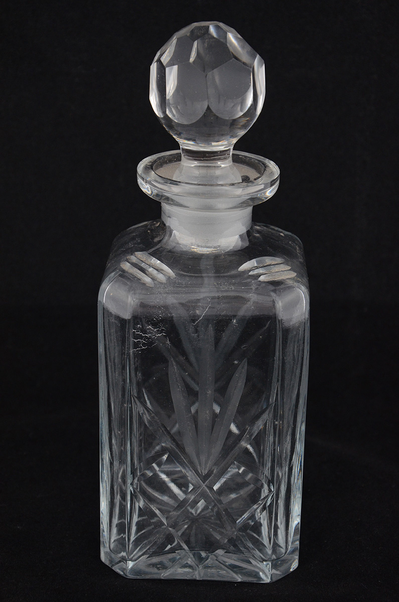 Garrafa de cristal europeu com palmas lapidadas. Altura 24 cm.