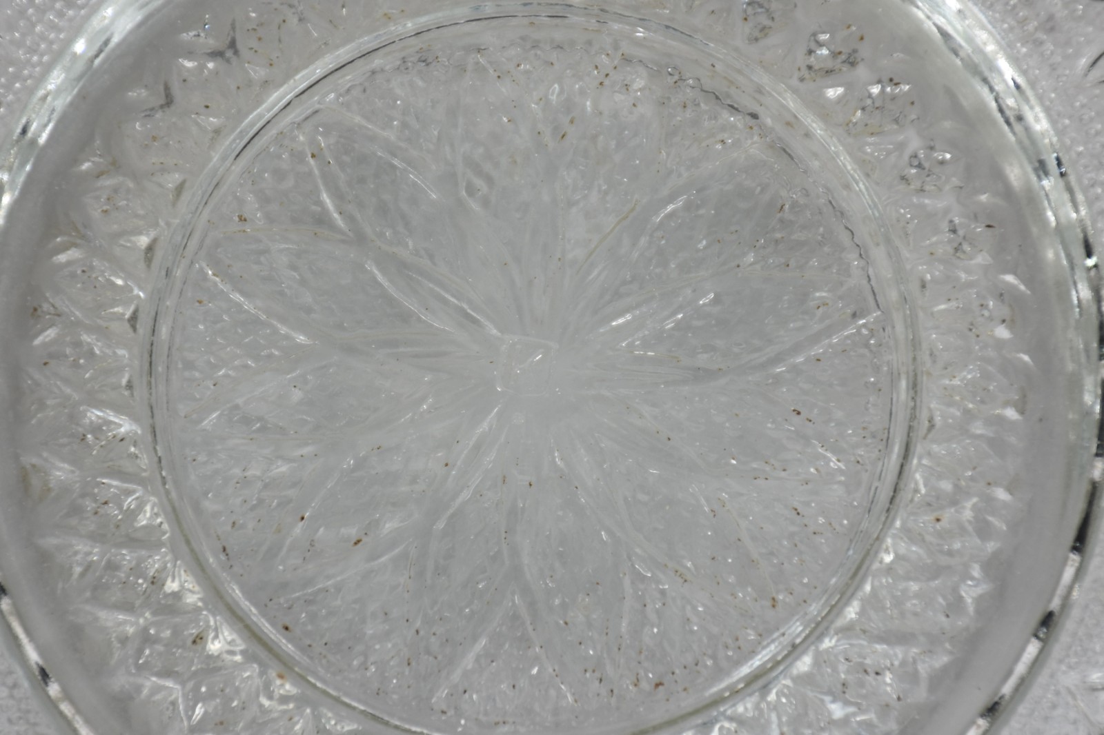 Diversas peças, sendo vaso de cristal lapidado borda dentada... - foto 6 de 8