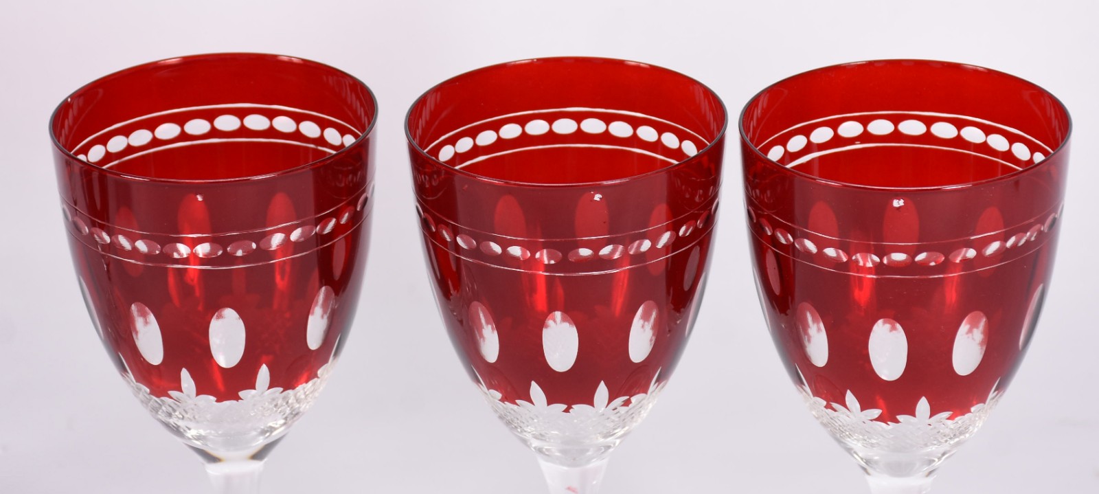 Seis taças para vinho branco de cristal lapidado com detalhe vermelho. - foto 3 de 4