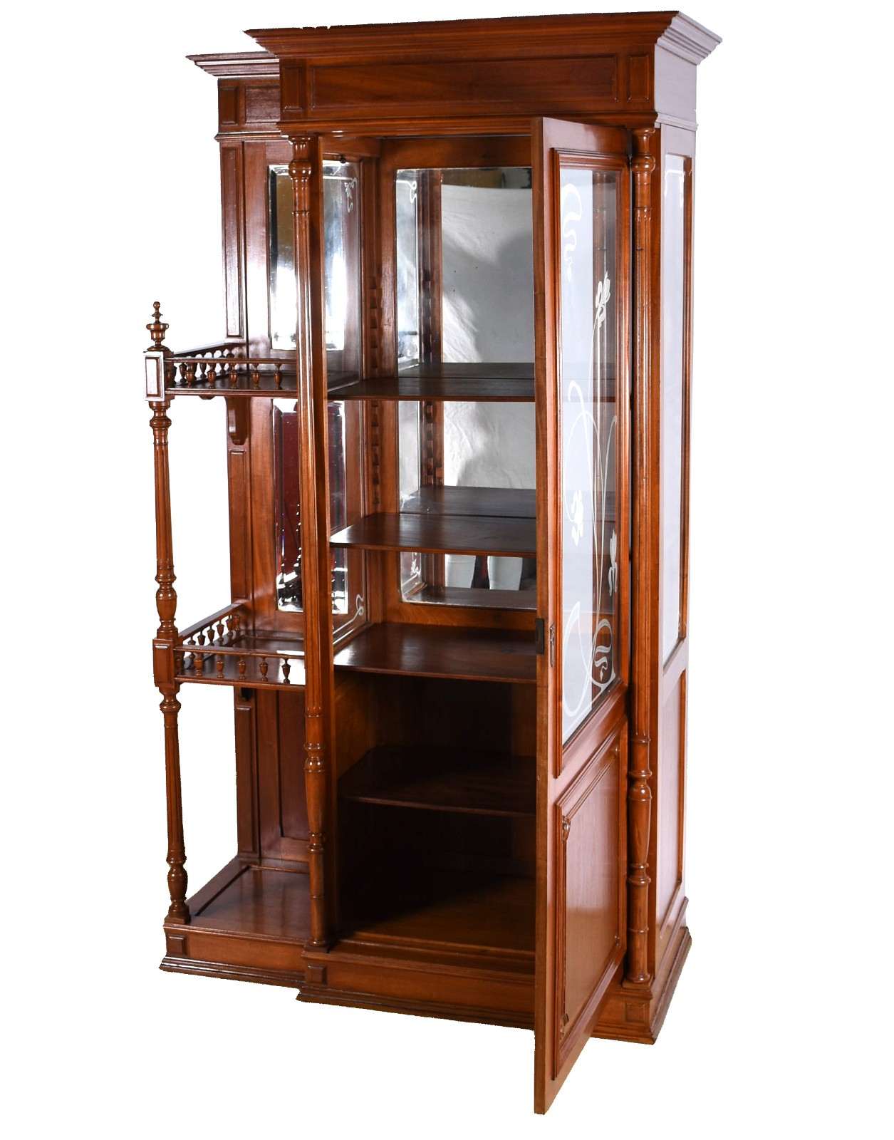 Vitrine de madeira nobre, porta com vidro jateado, quinas frontais... - foto 2 de 4