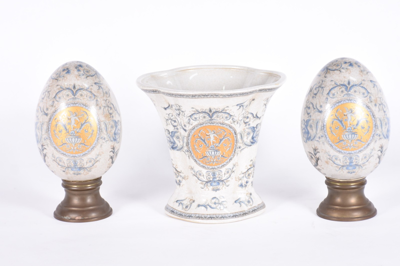 Terno de porcelana composto de vaso e par de pinhas com base de metal. - foto 1 de 5