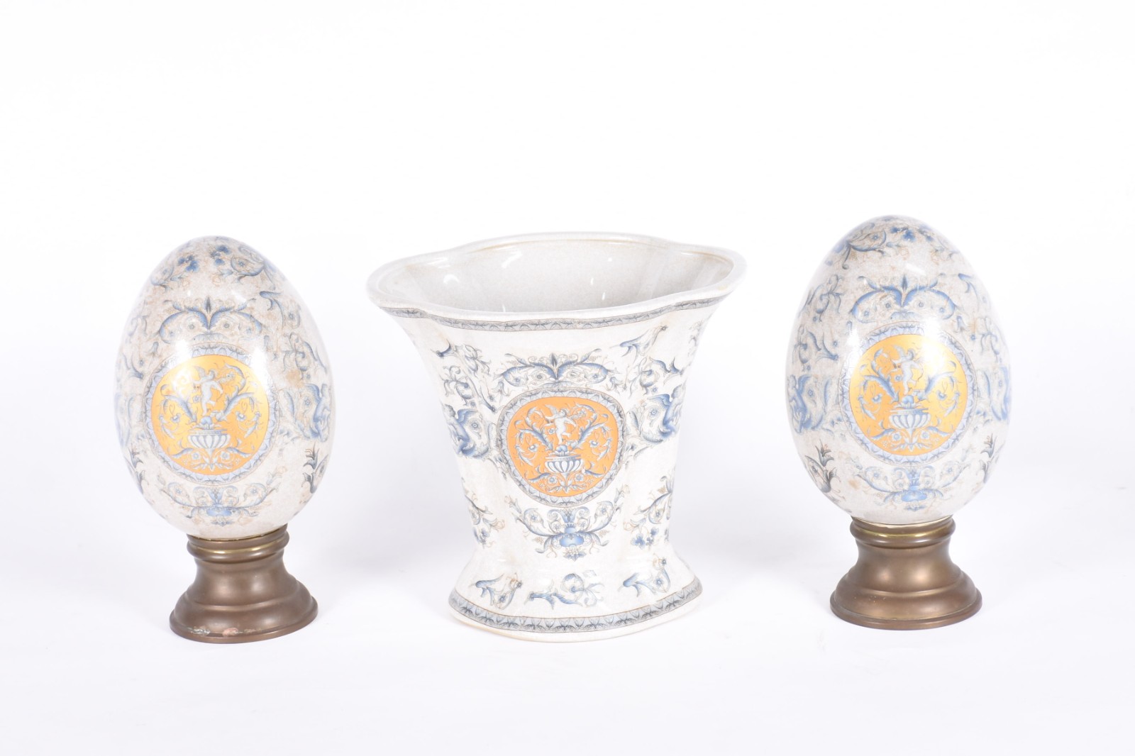 Terno de porcelana composto de vaso e par de pinhas com base de metal. - foto 2 de 5
